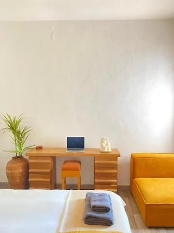 Pink Lemon House Bed & Breakfast Elx